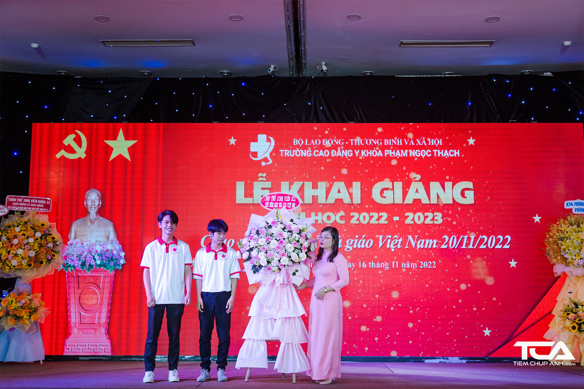 Tập thể lớp đại diện Trường Cao đẳng Y khoa Phạm Ngọc Thạch tặng hoa cho thầy c&ocirc;