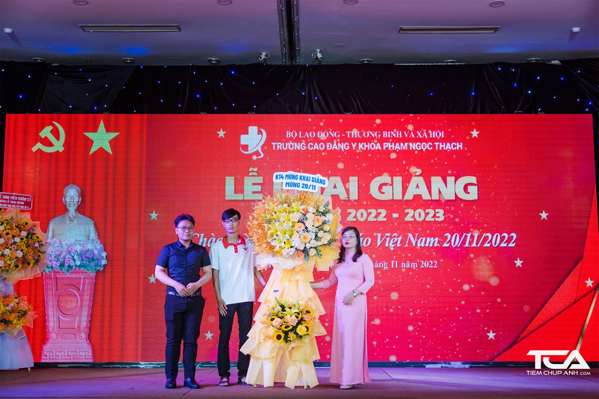 Đại diện tập thể k12 Trường Cao đẳng y khoa Phạm Ngọc Thạch tặng hoa cho Thầy cô trong lễ khai giảng