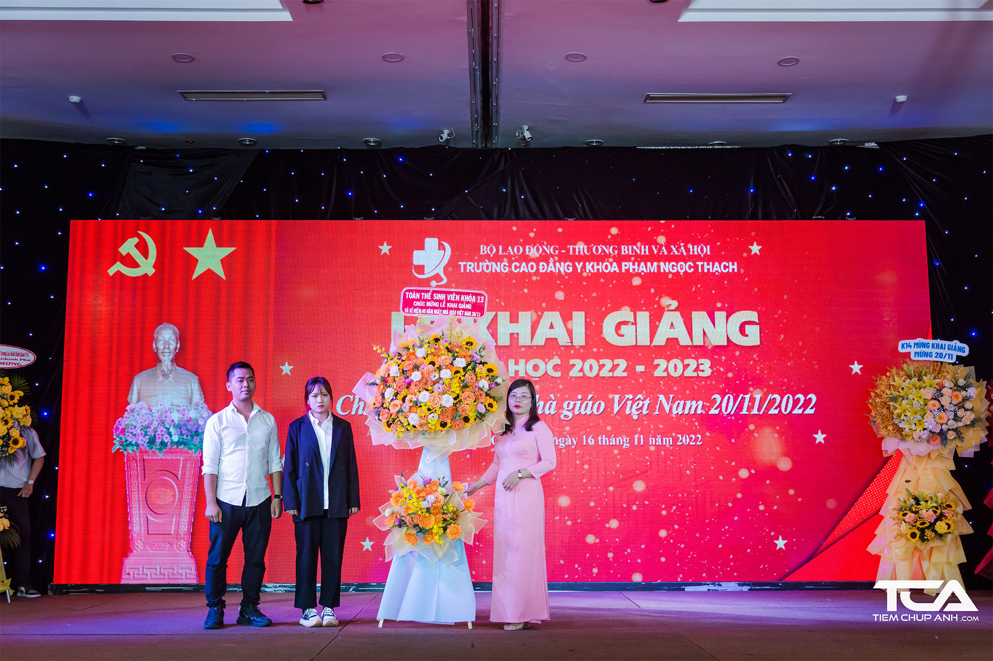 Kh&oacute;a k13 Trường Cao đẳng Y khoa Phạm Ngọc Thạch tặng hoa cho thầy c&ocirc;