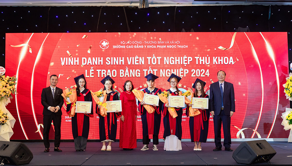 Lễ trao bằng tốt nghiệp Trường Cao đẳng Y Khoa Phạm Ngọc Thạch