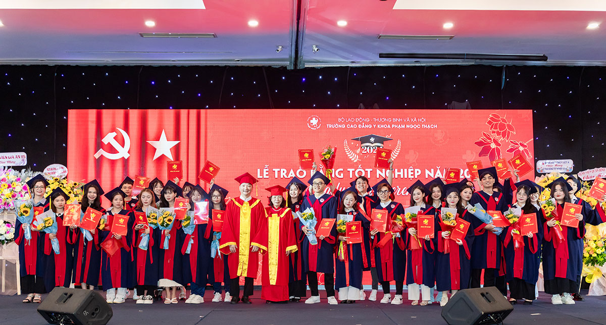 Lễ trao bằng tốt nghiệp Trường Cao đẳng Y Khoa Phạm Ngọc Thạch