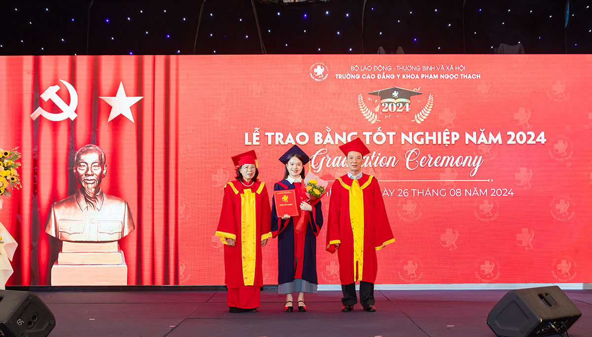 Lễ trao bằng tốt nghiệp Trường Cao đẳng Y Khoa Phạm Ngọc Thạch