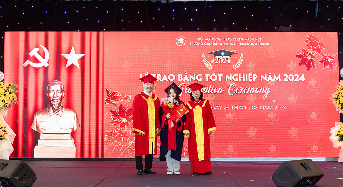 Lễ trao bằng tốt nghiệp Trường Cao đẳng Y Khoa Phạm Ngọc Thạch