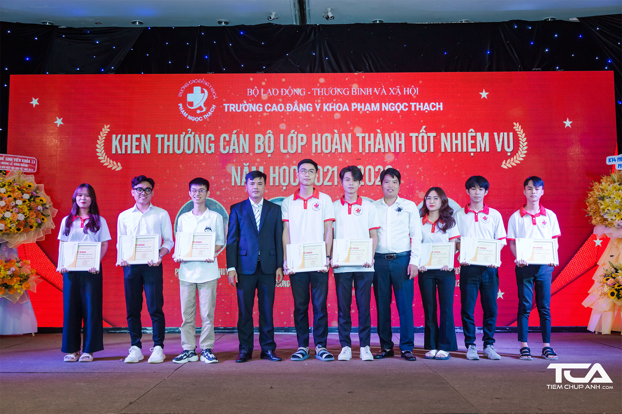 L&atilde;nh đạo Trường Cao đẳng Y khoa Phạm Ngọc Thạch trao bằng khen thưởng cho sinh ho&agrave;n th&agrave;nh nhiệm vụ