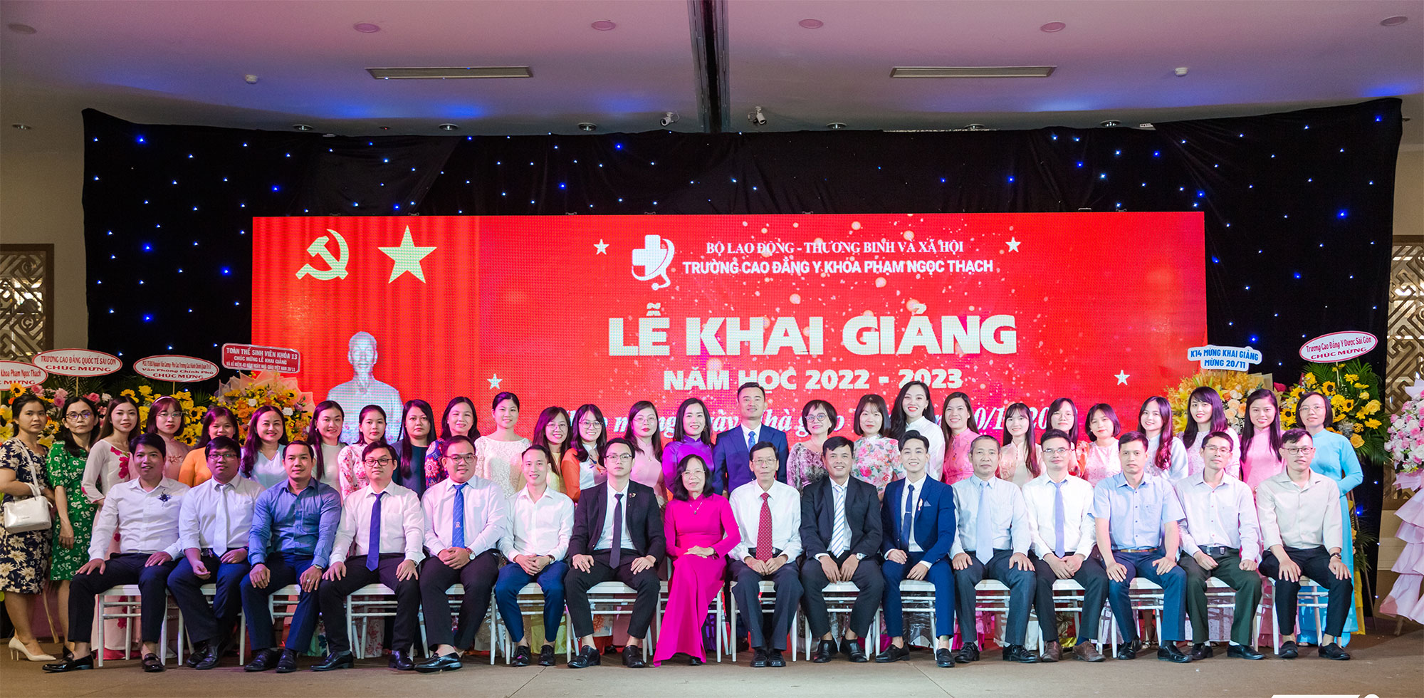 Tập thể C&aacute;n bộ, giảng vi&ecirc;n Nh&agrave; trường Cao đẳng Y khoa Phạm Ngọc Thạch trong buổi lễ khai giảng