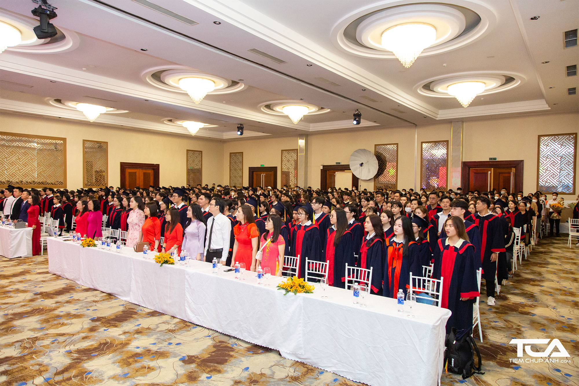 To&agrave;n thể trường Cao đẳng Y khoa Phạm Ngọc Thạch thực hiện nghi thức ch&agrave;o cờ