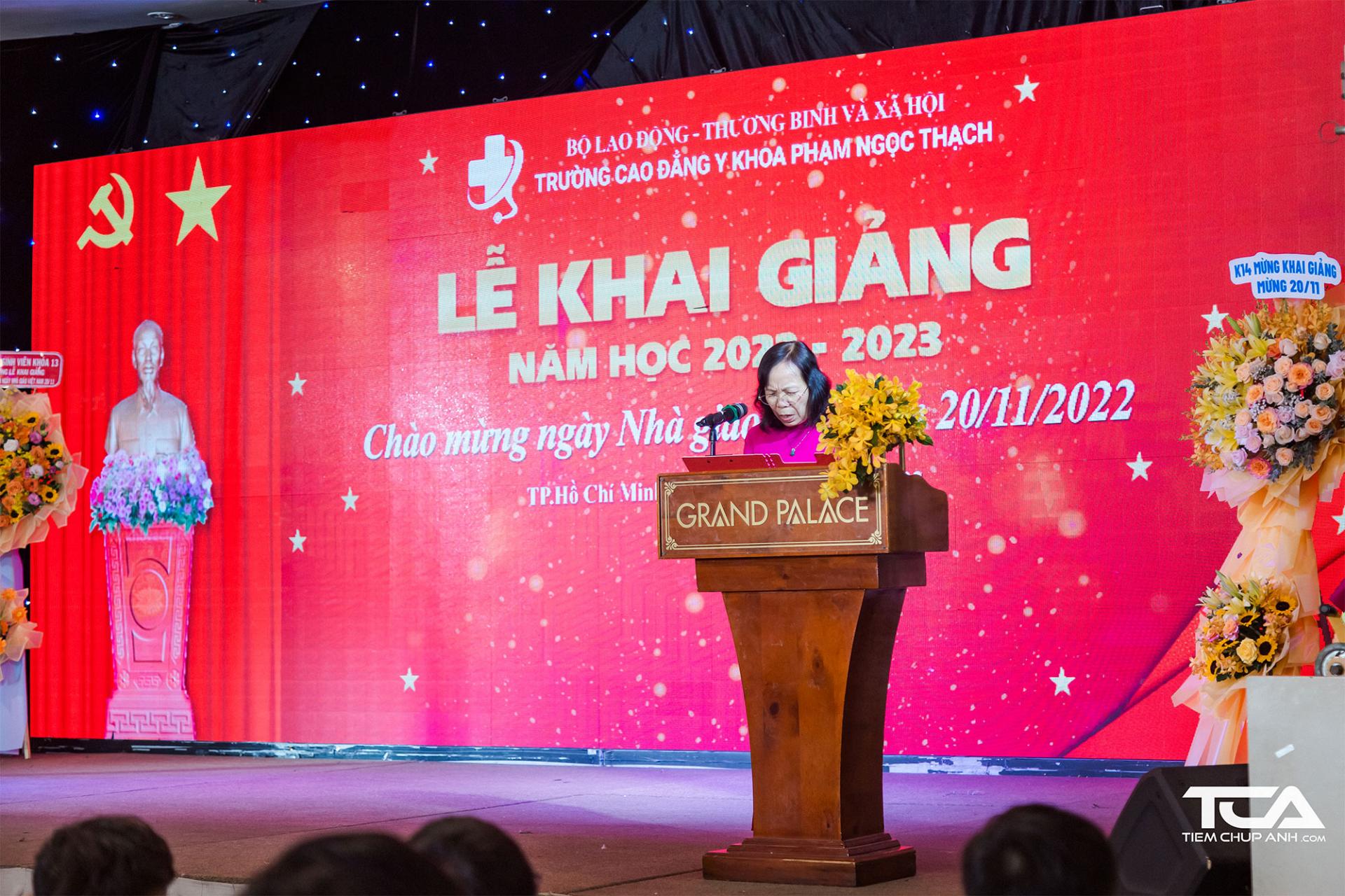  Hiệu trưởng Trường Cao đẳng Y khoa Phạm Ngọc Thạch đọc diễn văn khai giảng