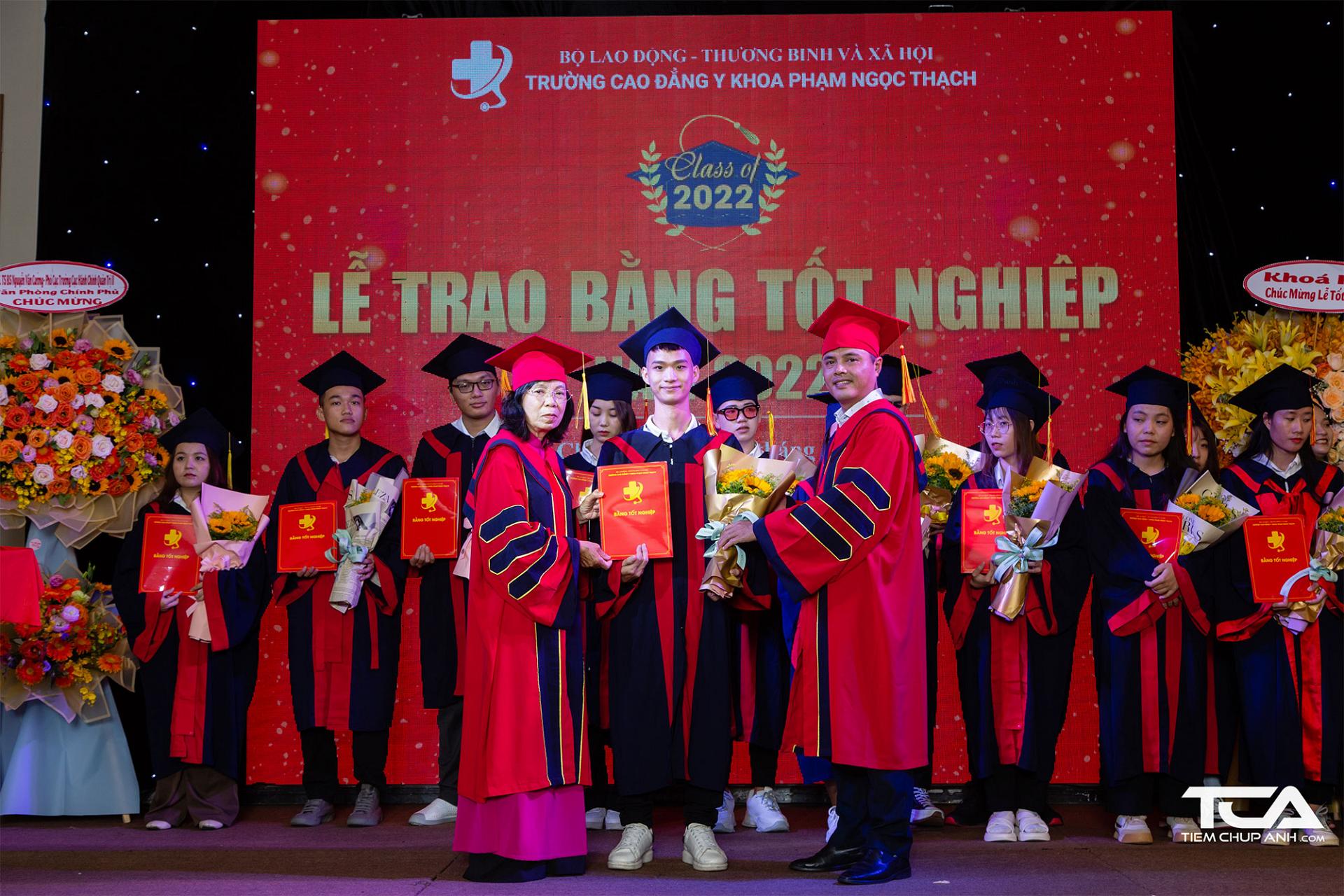 Tân cử nhân Trường Cao đẳng Y khoa Phạm Ngọc Thạch rạng rỡ nhận bằng tốt nghiệp