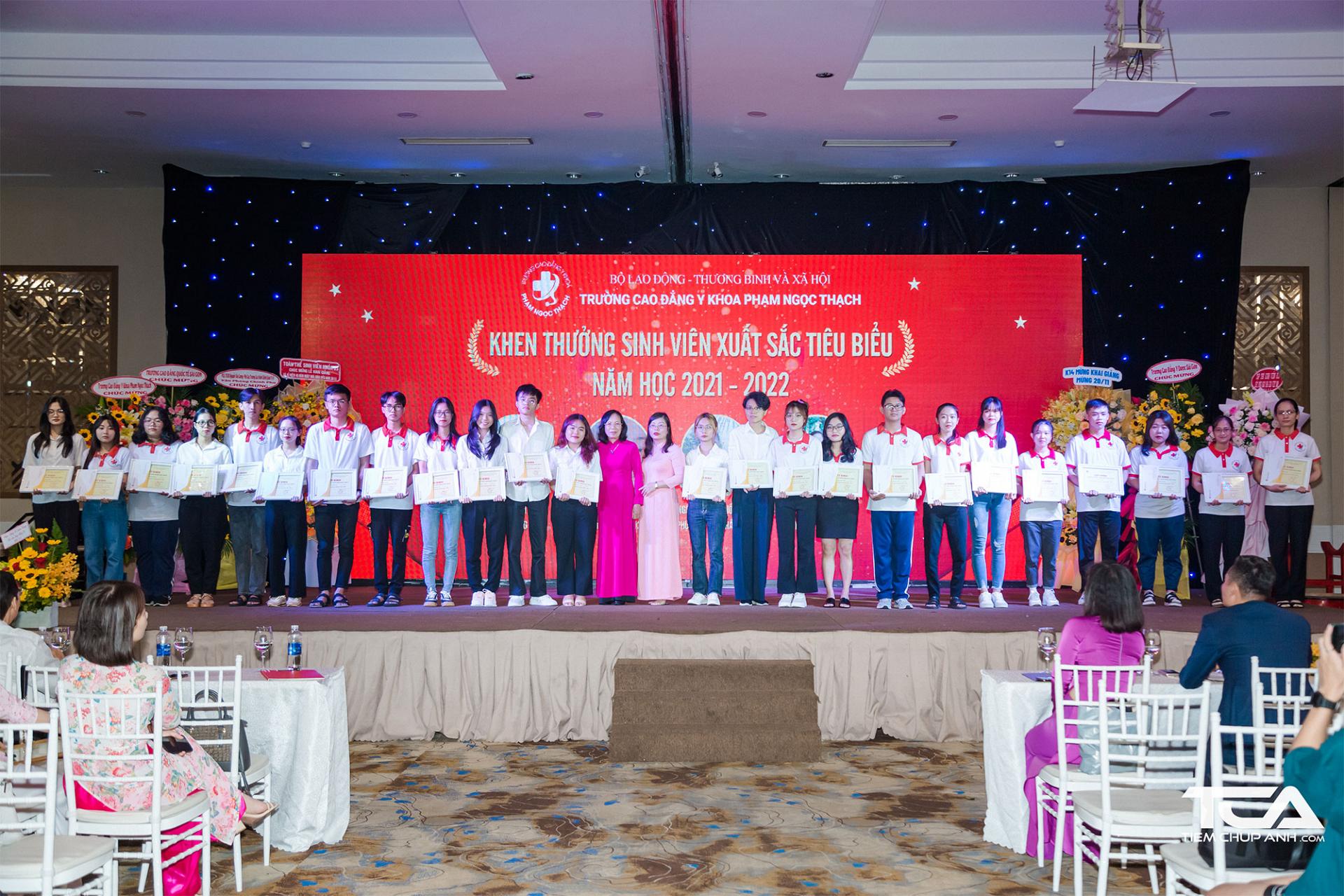 Trường Cao đẳng Y khoa Phạm Ngọc Thạch trao bằng khen thưởng sinh viên xuất sắc tiêu biểu