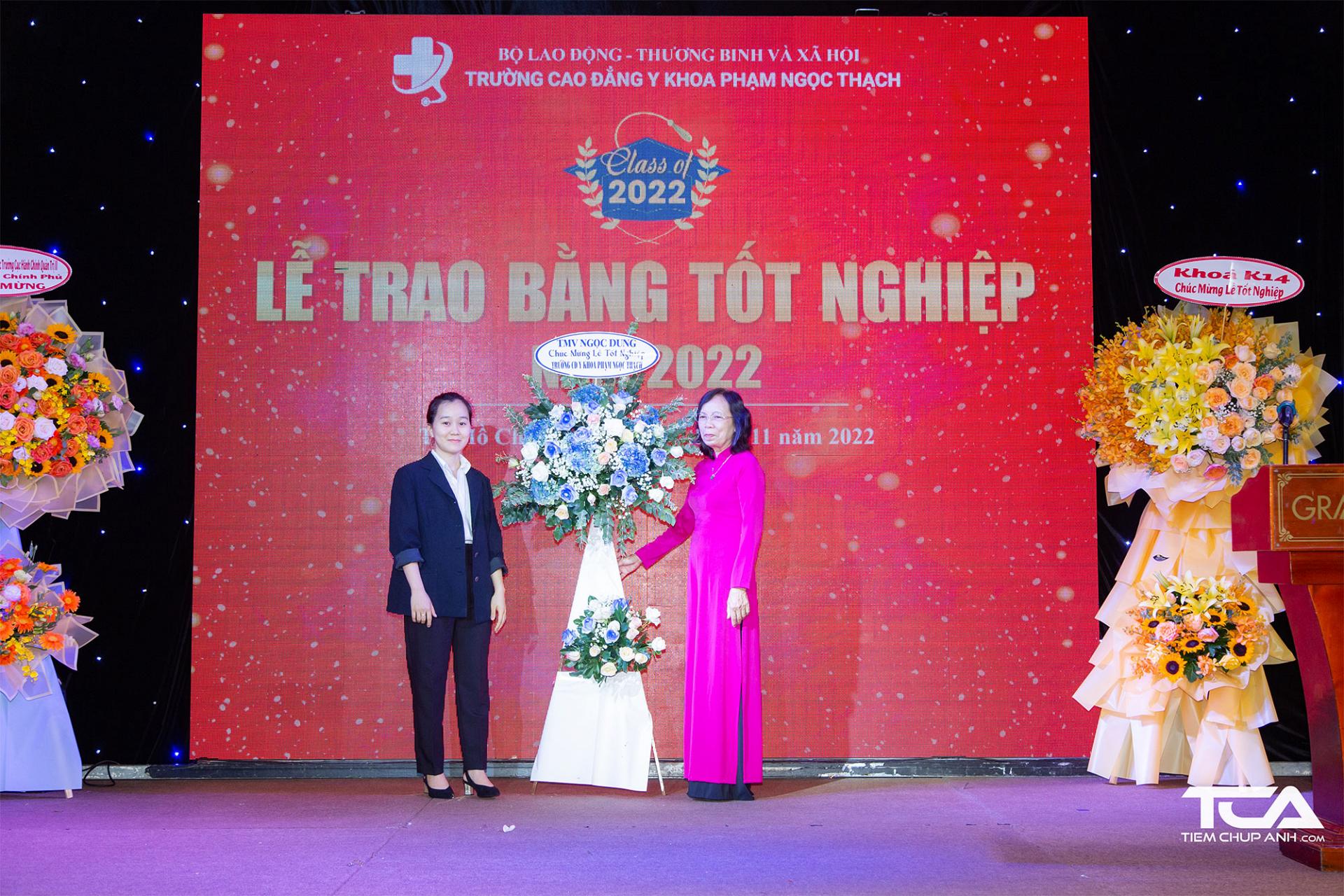 Thẩm mỹ viện Ngọc Dung tặng hoa chúc mừng Trường Cao đẳng y khoa Phạm Ngọc Thạch 