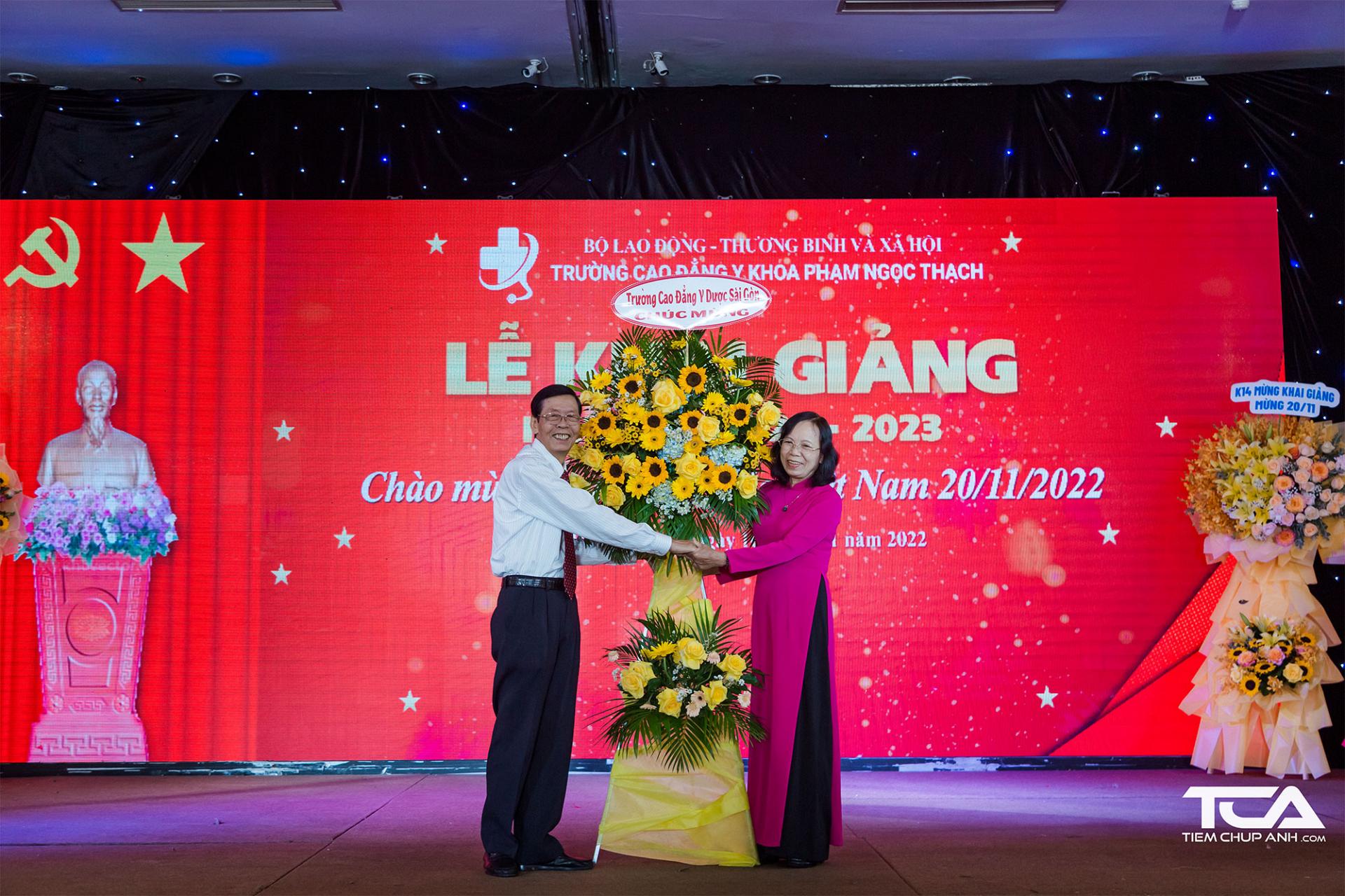 Đại diện Trường Cao đẳng Y khoa Phạm Ngọc Thạch nhận hoa chúc mừng