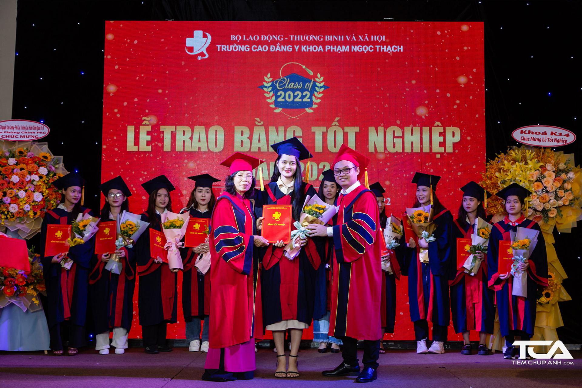Hiệu trưởng Trường Cao đẳng Y khoa Phạm Ngọc Thạch trao bằng tốt nghiệp cho sinh viên