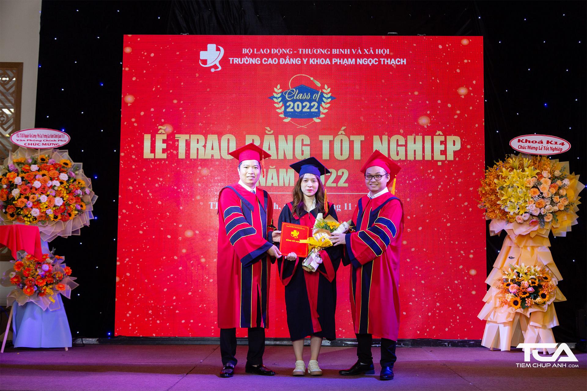 Sinh viên trường Cao đẳng y khoa Phạm Ngọc Thạch nhận bằng tốt nghiệp