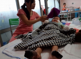 Bất lực nhìn cháu bé gái 3 tuổi mất đi tứ chi mà không thể cứu vãn