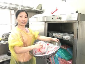 Nghẹn ngào vợ bệnh nhân ung thư máu vừa chăm chồng vừa tranh thủ làm thêm tại Viện