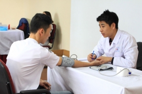 Tranh cãi xung quanh việc khám sức khỏe mới được tốt nghiệp