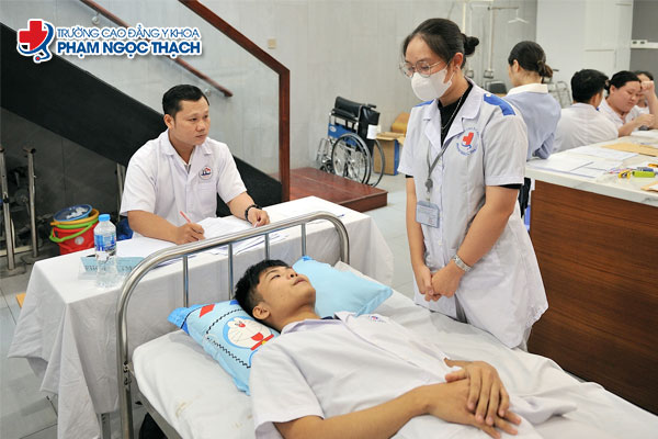 Trường Cao đẳng Y khoa Phạm Ngọc Thạch đào tạo ngành Điều dưỡng và Phục hồi chức năng, thu hút đông đảo thí sinh theo học mỗi năm.